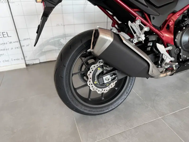 Honda CB 750 Hornet (2025) (11)