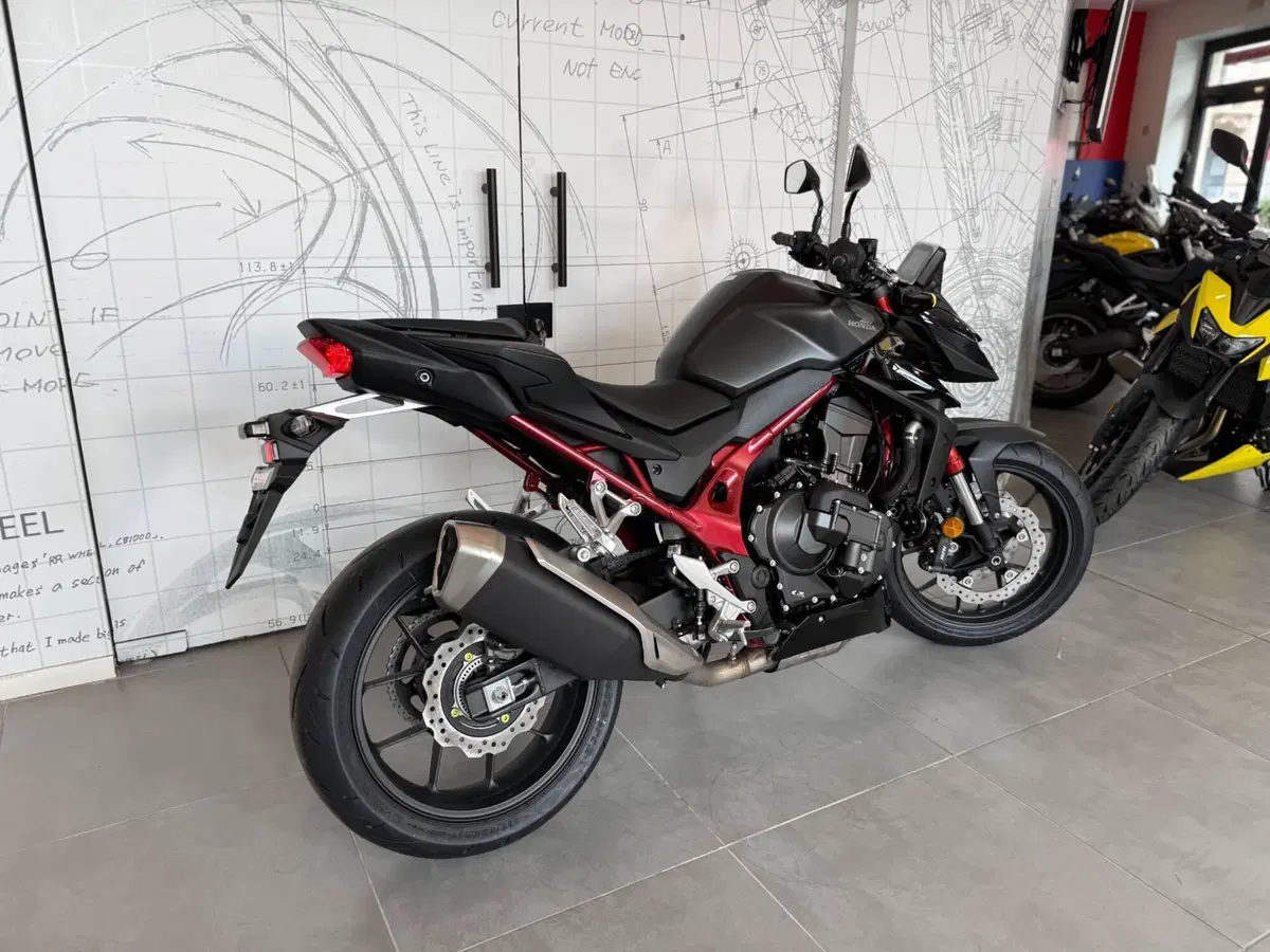 Honda CB 750 Hornet (2025) (3)