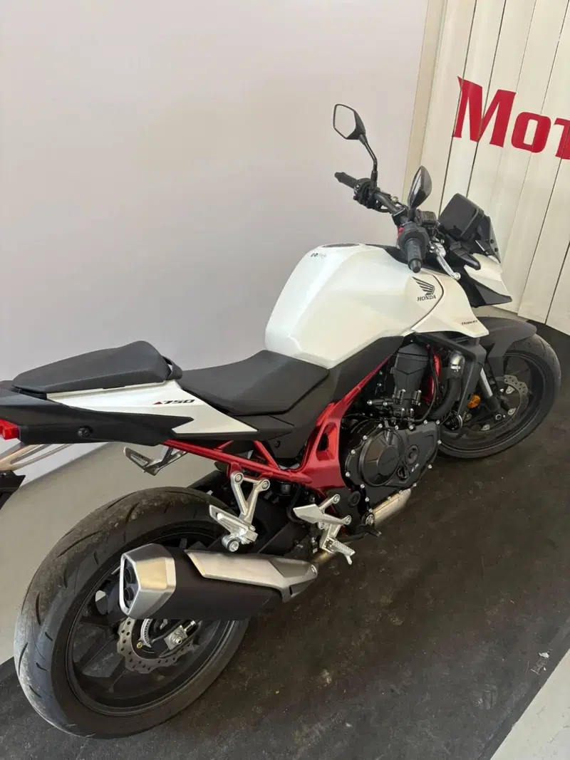 Honda CB 750 Hornet (2025) (4)