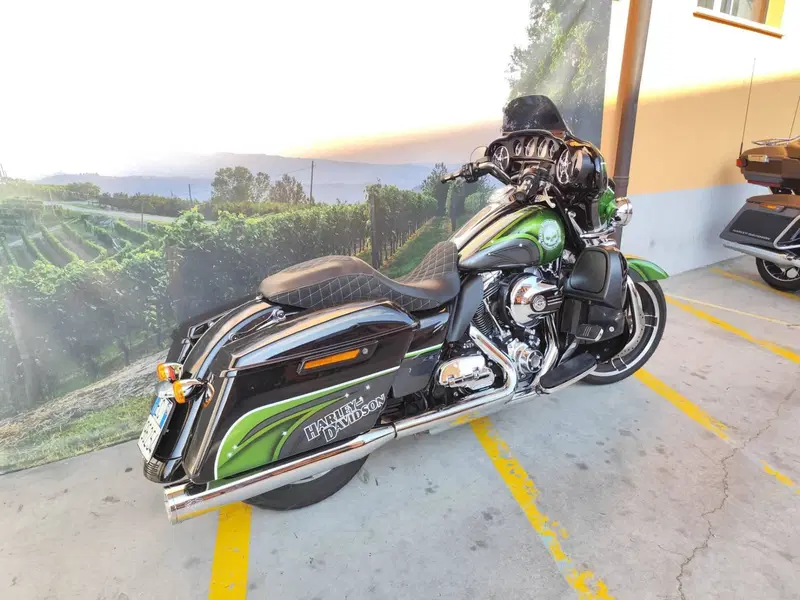 Harley-Davidson 1690 Street Glide Special (2014 - 16) - FLHX (4)
