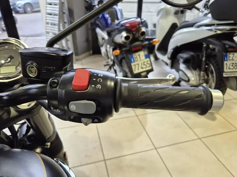 Triumph Bonneville T120 Gold Line Edition (2021) (14)