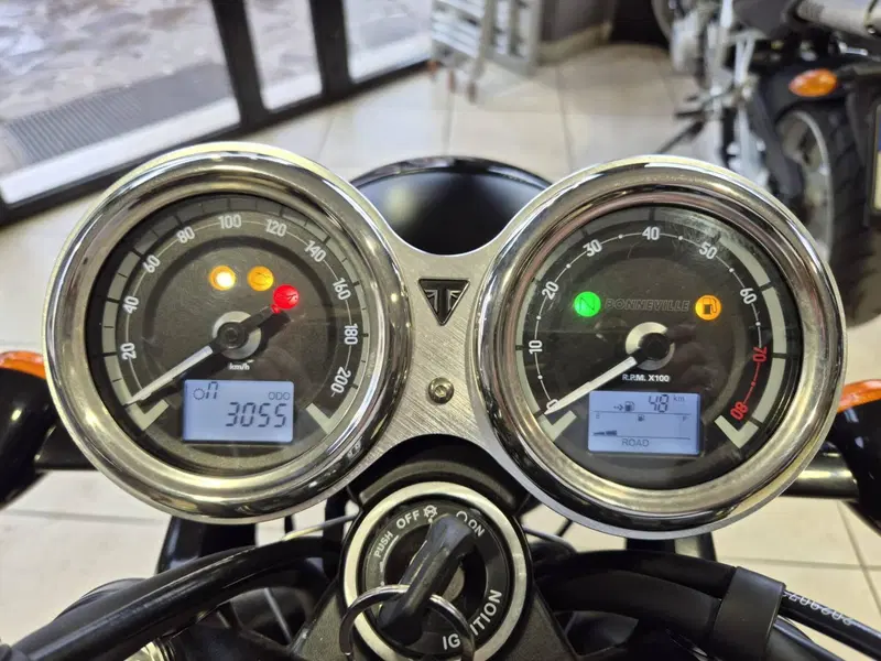 Triumph Bonneville T120 Gold Line Edition (2021) (4)