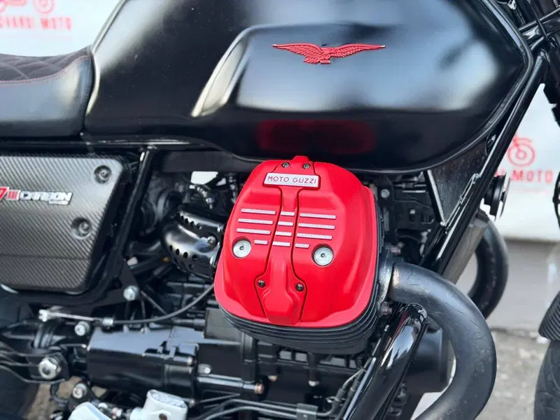 Moto Guzzi V7 III Carbon (2018 - 20) (4)