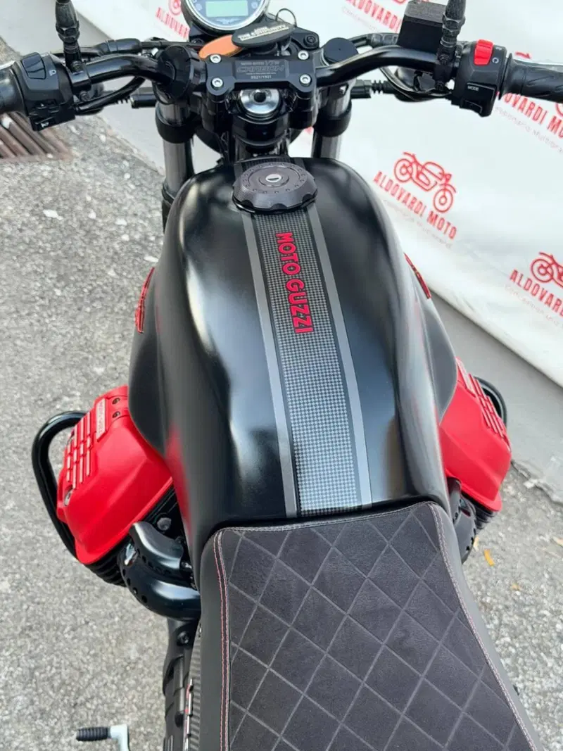 Moto Guzzi V7 III Carbon (2018 - 20) (7)