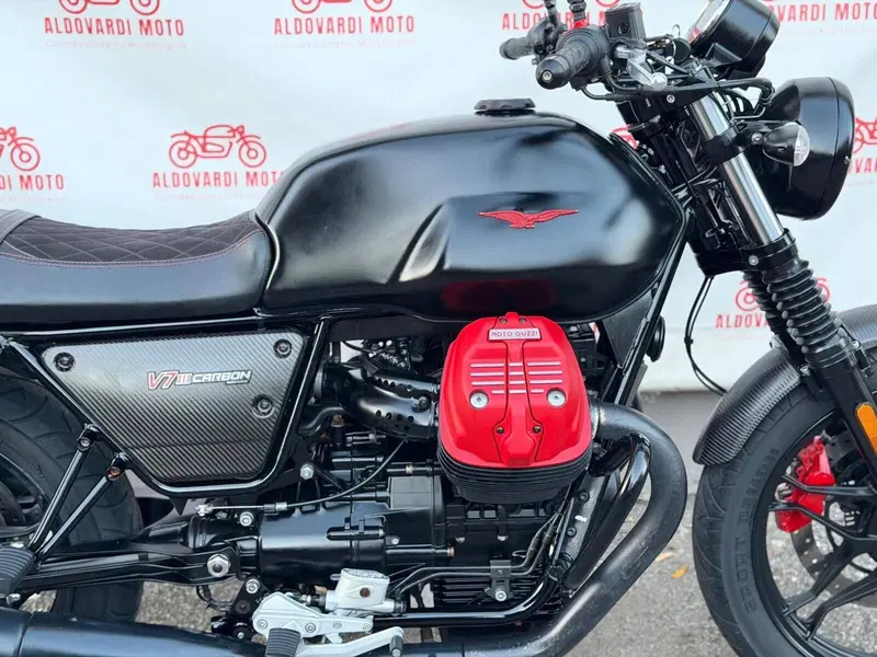 Moto Guzzi V7 III Carbon (2018 - 20) (11)