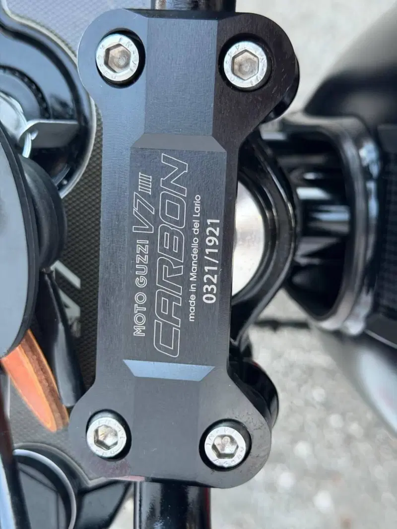 Moto Guzzi V7 III Carbon (2018 - 20) (12)