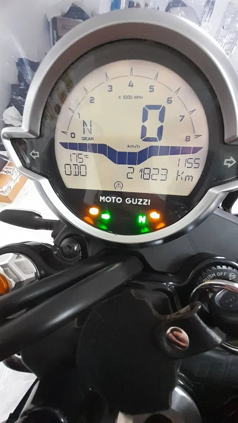 Moto Guzzi V7 Stone (2021 - 24) (2)
