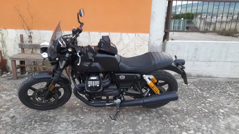 Moto Guzzi V7 Stone (2021 - 24) (5)