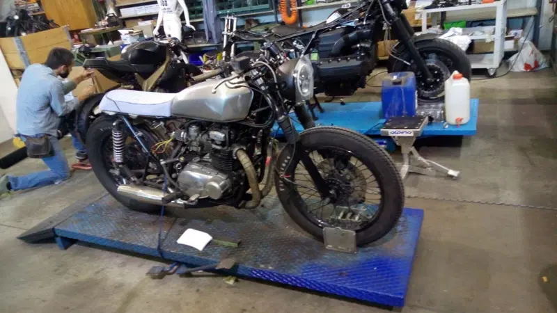 Kawasaki Z400 (10)