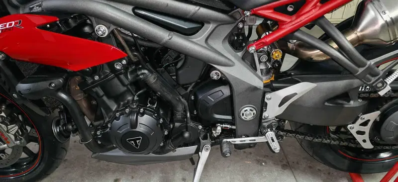 Triumph Speed Triple 1050 R ABS (2016 - 17) (9)
