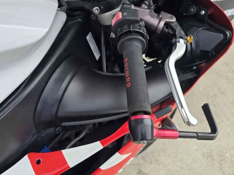 Yamaha YZF R1 (2007 - 08) (12)