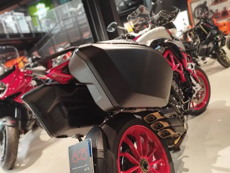 MV Agusta Turismo Veloce 800 RC SCS (2021 - 22) (5)