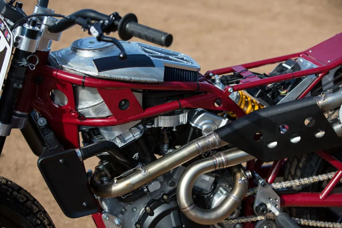 Roland Sands svela la Indian FTR750 e cade sul pubblico (3)