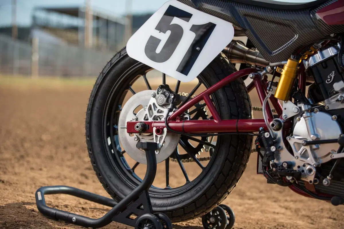 Roland Sands svela la Indian FTR750 e cade sul pubblico (4)