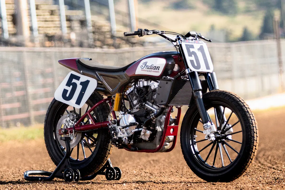Roland Sands svela la Indian FTR750 e cade sul pubblico (2)