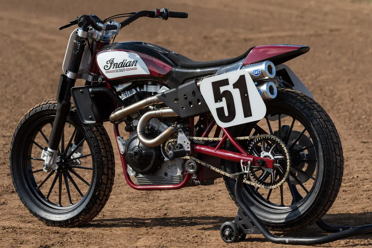Roland Sands svela la Indian FTR750 e cade sul pubblico