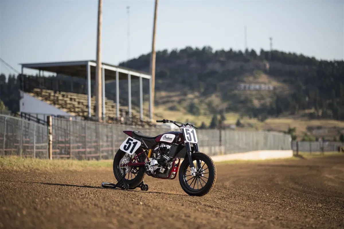 Roland Sands svela la Indian FTR750 e cade sul pubblico (7)