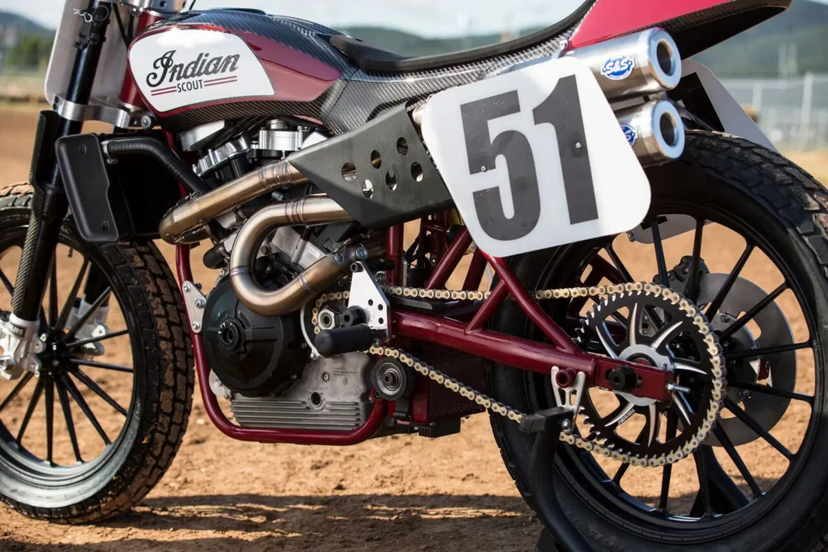 Roland Sands svela la Indian FTR750 e cade sul pubblico (5)