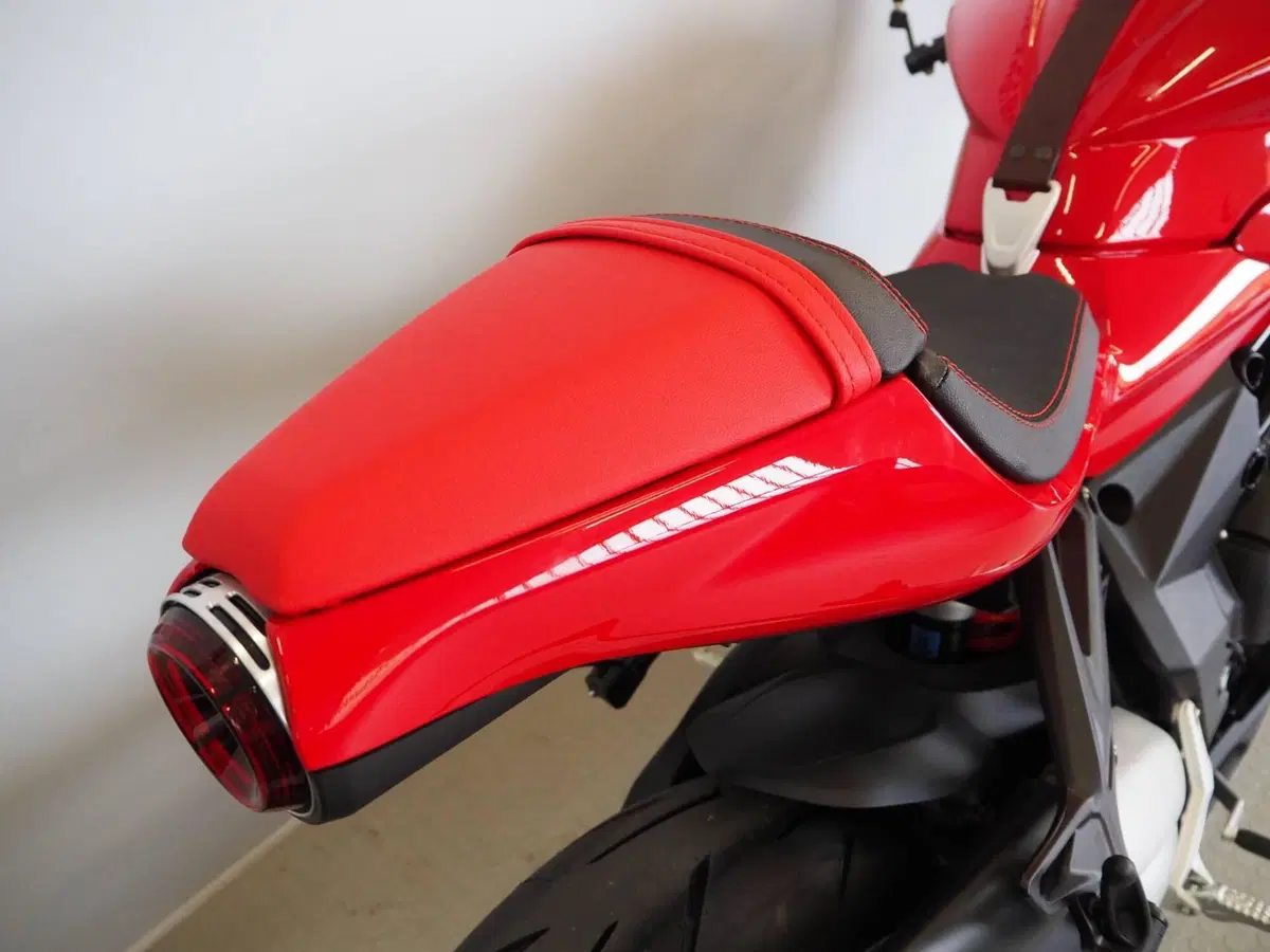 MV Agusta Superveloce 800 (2021 - 25) (8)