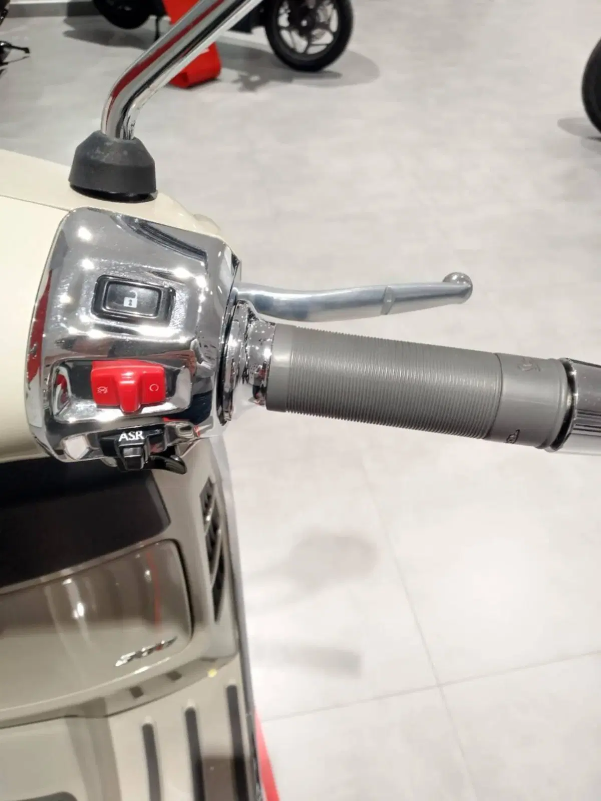 Vespa GTS 300 Super (2023 - 24) (8)