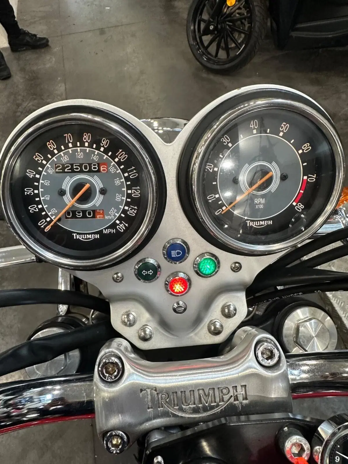 Triumph Bonneville T100 (2001 - 07) (12)