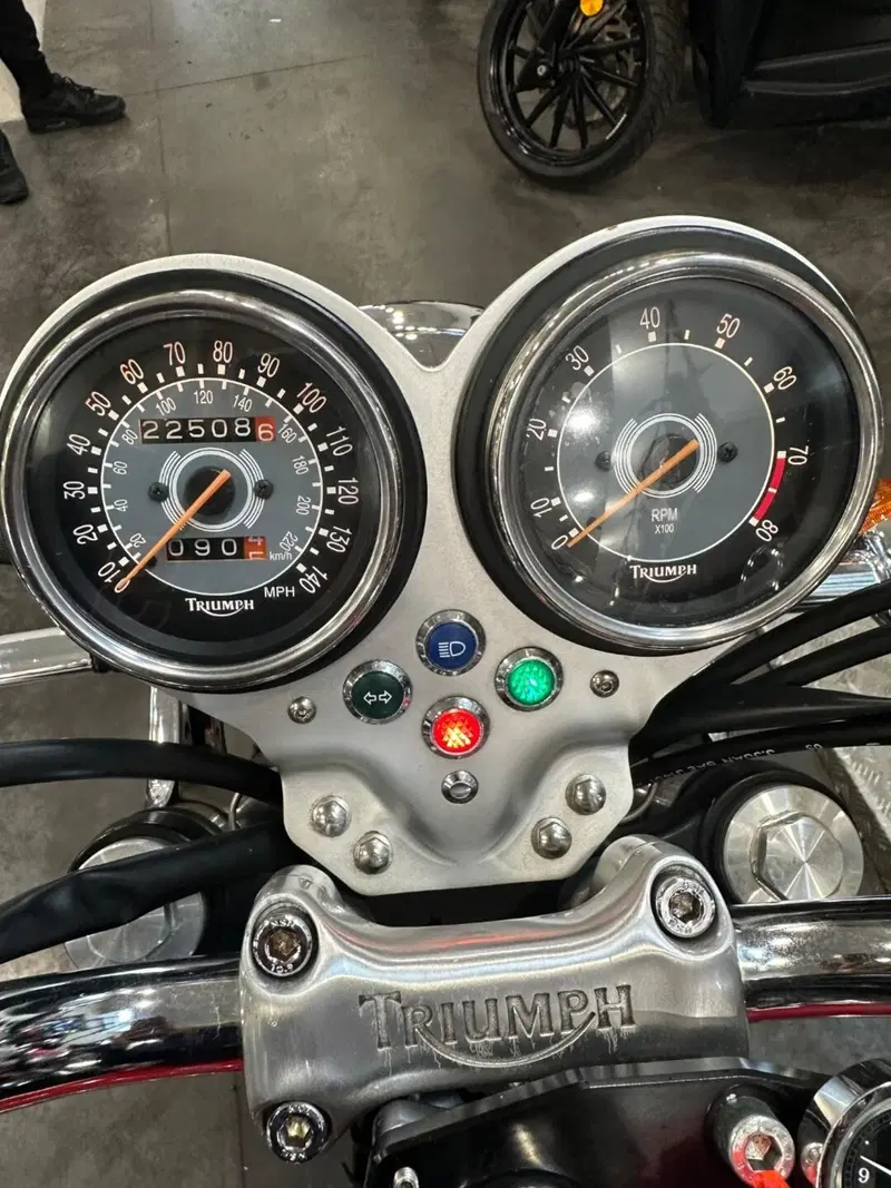 Triumph Bonneville T100 (2001 - 07) (12)