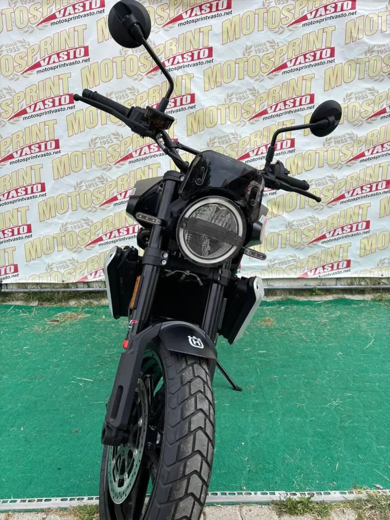 Husqvarna Svartpilen 801 L (2025 - 26) (3)