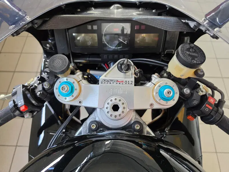 Aprilia RSV 1000 (1998 - 99) (5)
