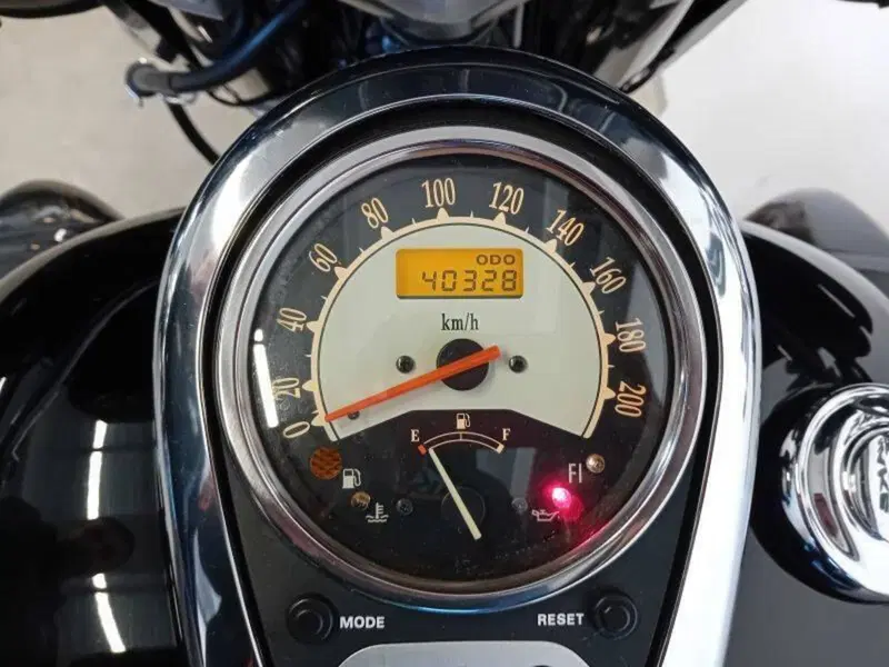 Kawasaki Vulcan VN 900 Custom (2006 - 09) (3)