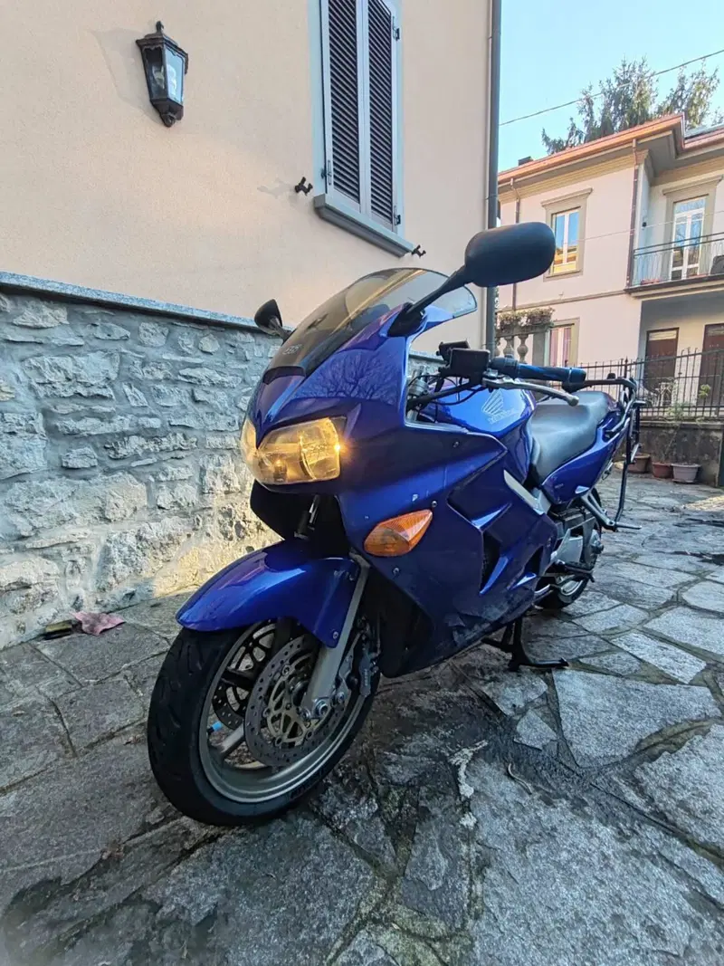 Honda VFR 800 (1998 - 01) (2)