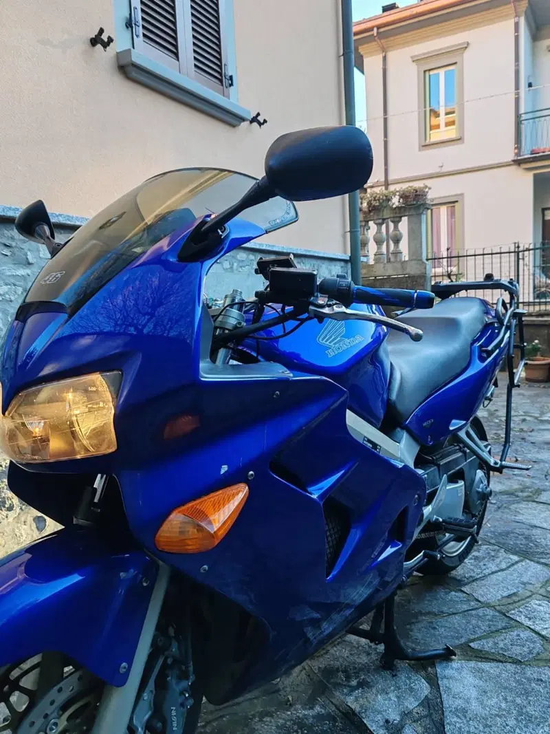 Honda VFR 800 (1998 - 01) (3)