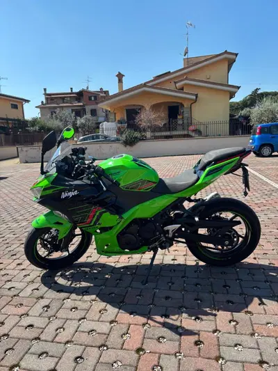 Kawasaki Ninja 400 (2023) usata
