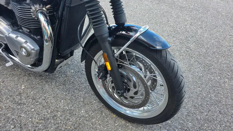 Triumph Bonneville T120 (2021 - 25) (2)