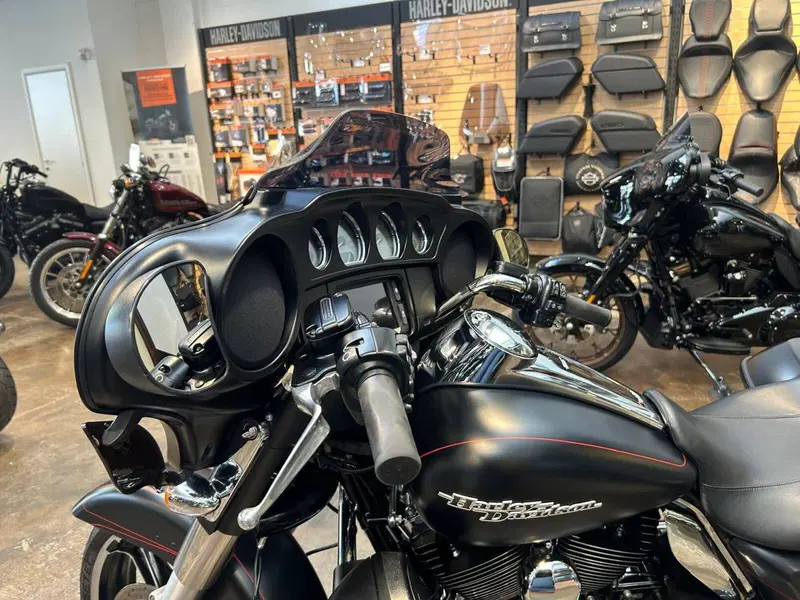 Harley-Davidson 107 Street Glide Special (2017 - 19) - FLHXS (2)