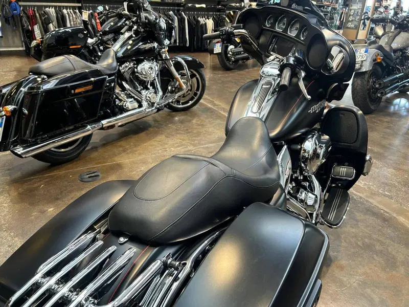 Harley-Davidson 107 Street Glide Special (2017 - 19) - FLHXS (6)