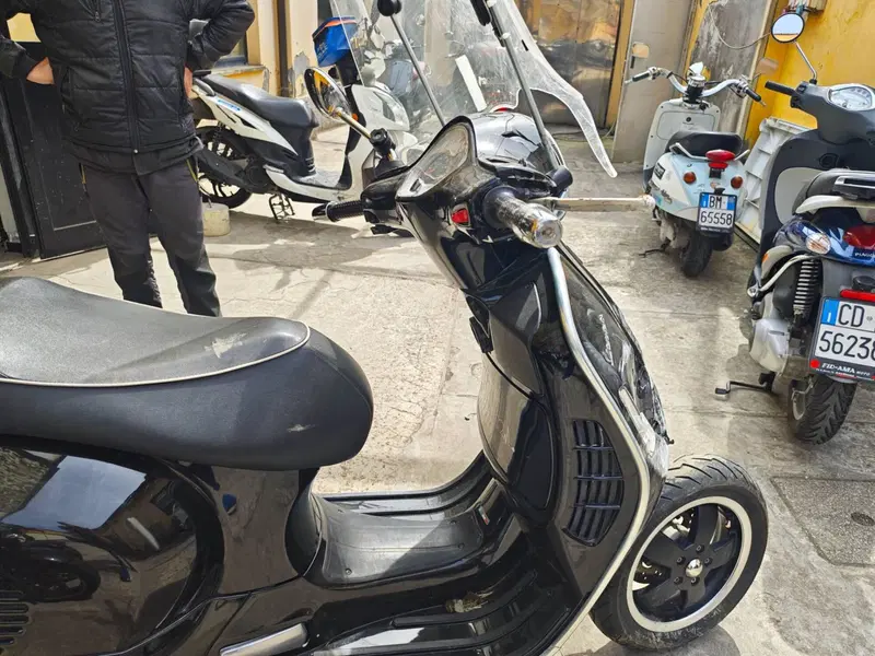 Vespa GTS 300 Super (2008 - 16) (2)
