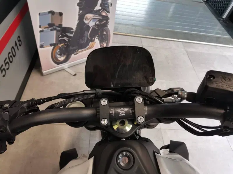 Moto Morini SEIEMMEZZO STR (2022 - 26) (16)