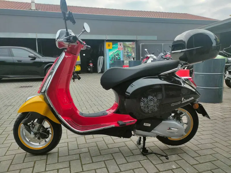 Vespa Primavera 125 Disney Mickey Mouse Edition by Vespa (2023 - 24)