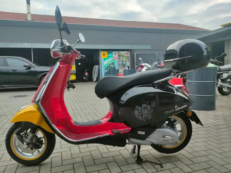 Vespa Primavera 125 Disney Mickey Mouse Edition by Vespa (2023 - 24) (2)