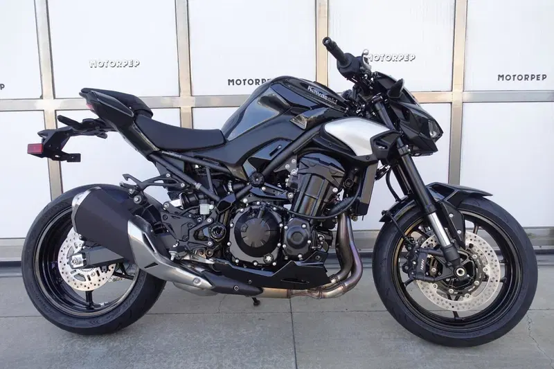 Kawasaki Z 900 (2025 - 26) (4)