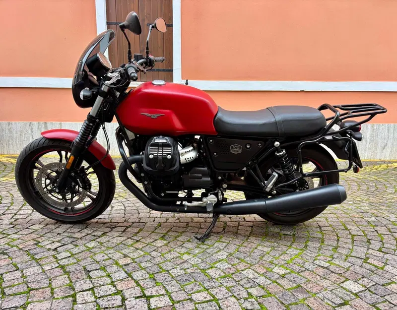Moto Guzzi V7 III Stone (2017 - 20) (2)