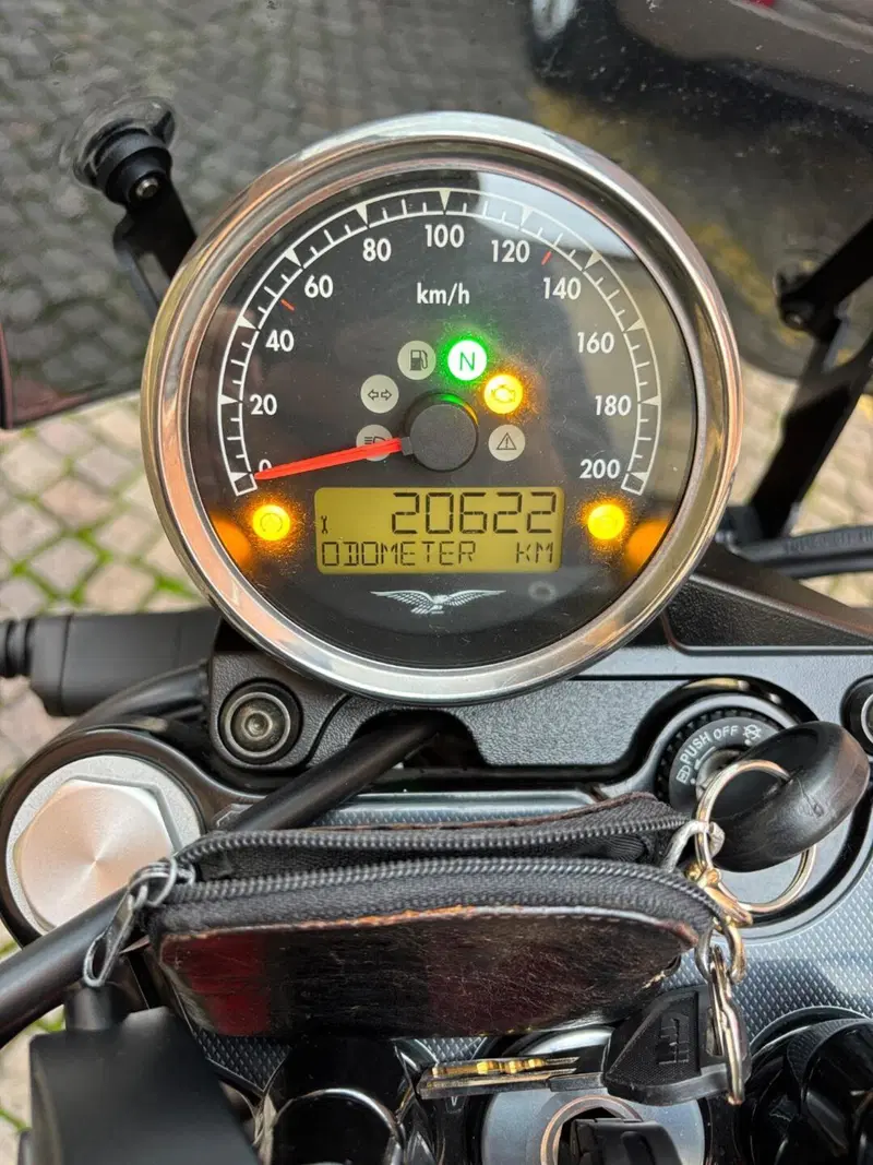 Moto Guzzi V7 III Stone (2017 - 20) (4)