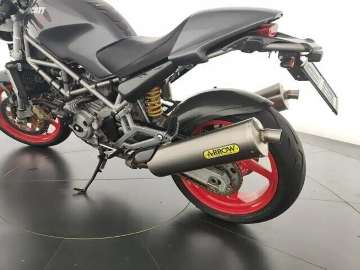 Ducati Monster 900 Dark (1999 - 02) (9)