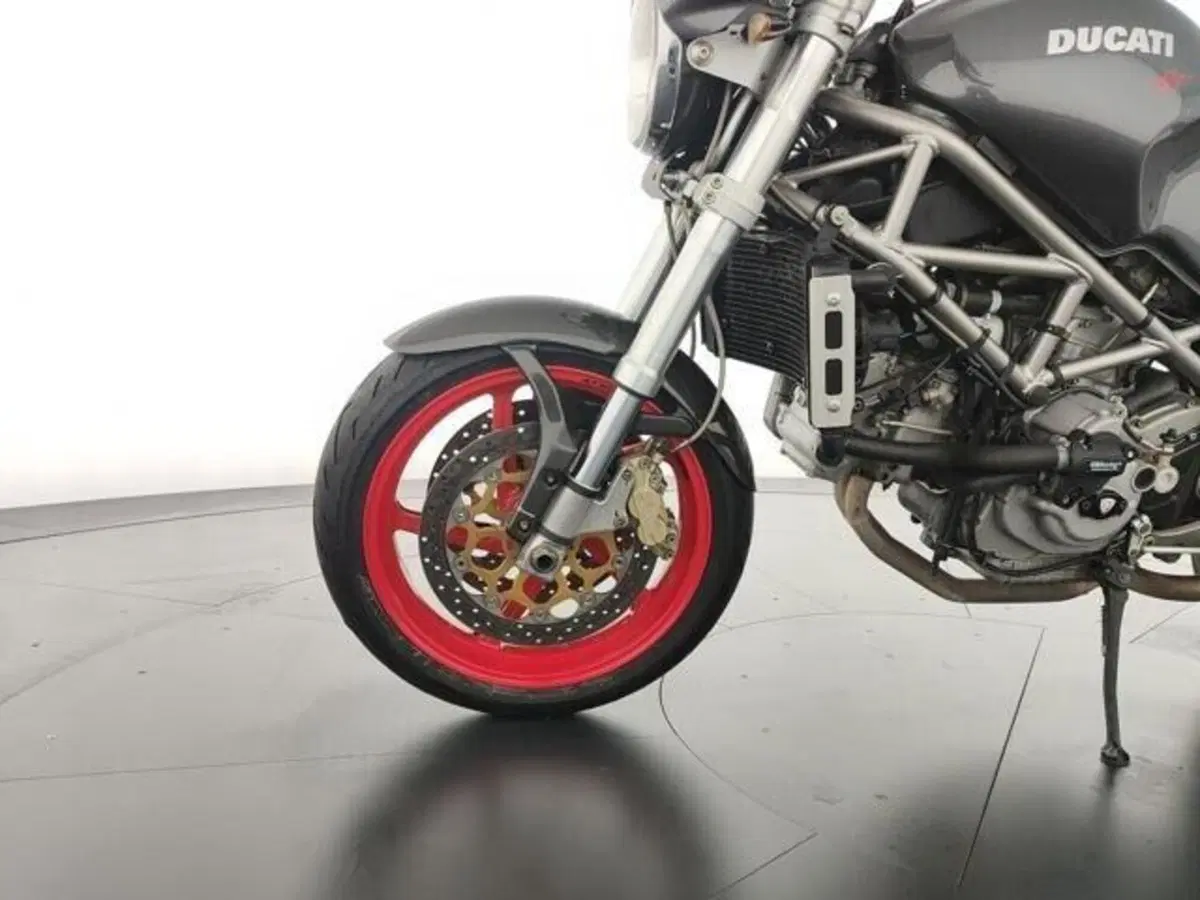 Ducati Monster 900 Dark (1999 - 02) (10)