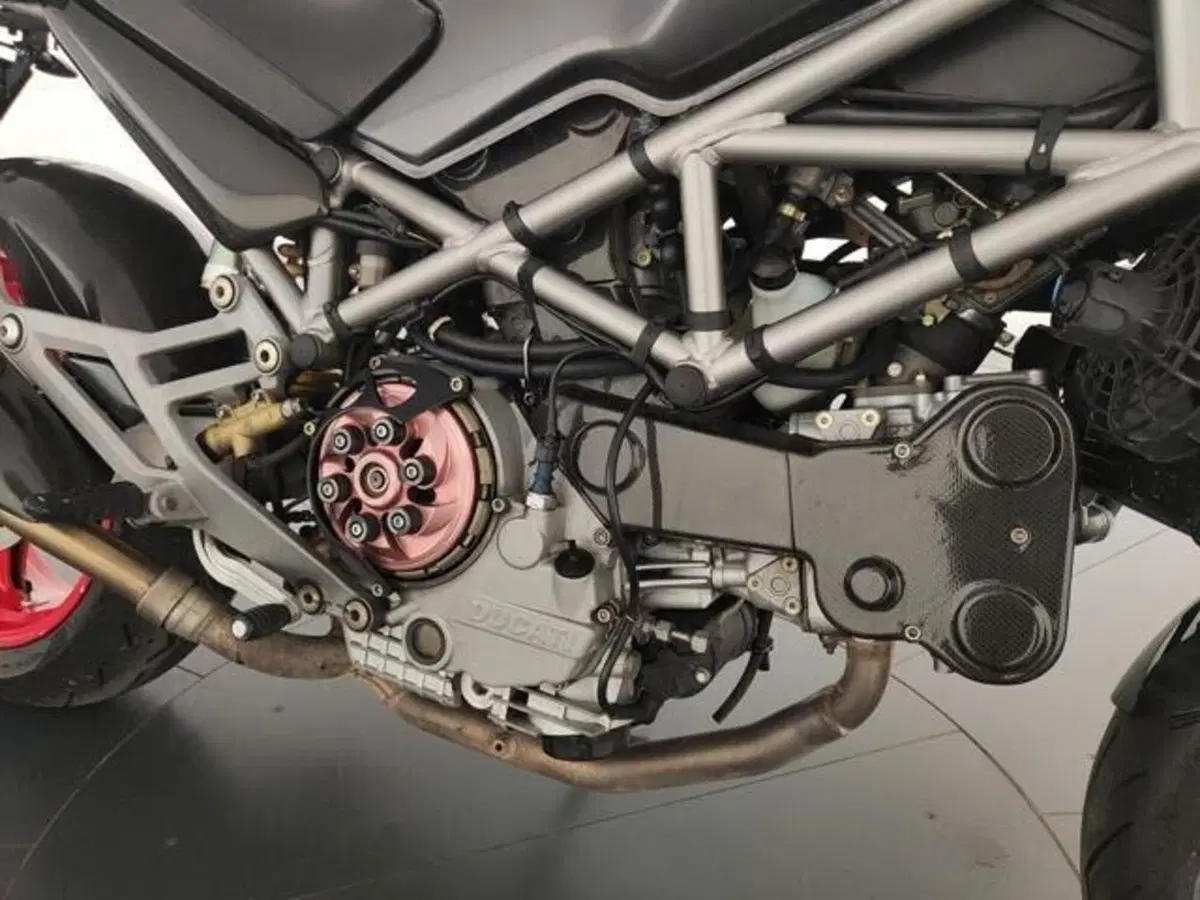 Ducati Monster 900 Dark (1999 - 02) (13)