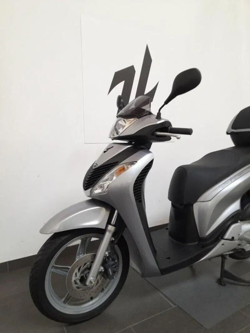 Honda SH 150i (2009 - 12) (2)
