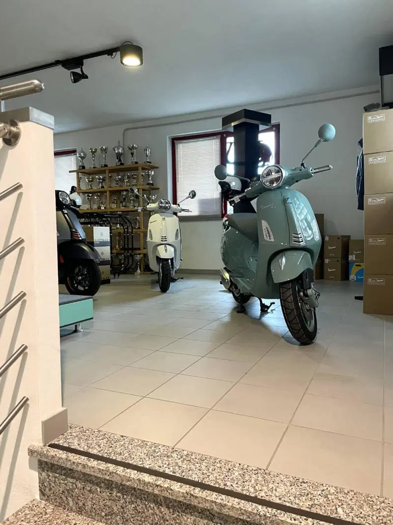 Vespa Primavera 125 80th (2026) (2)