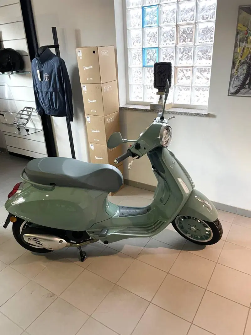 Vespa Primavera 125 80th (2026) (5)