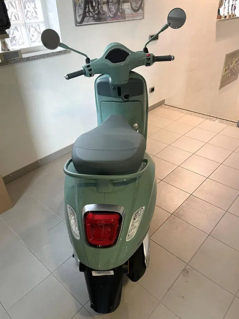 Vespa Primavera 125 80th (2026) (3)