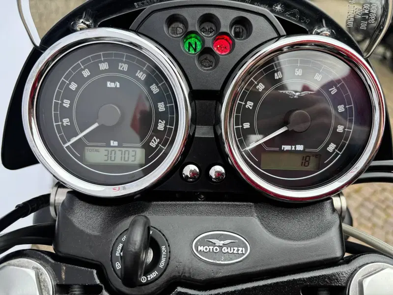 Moto Guzzi V7 Stone (2012 - 15) (5)